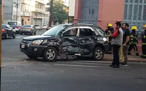 Sem�foros inactivos por corte de luz causan accidente y dejan un herido en el centro de Asunci�n