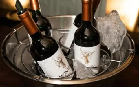 �El C�ntaro�, nuevo club de vinos