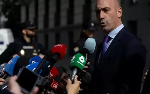 Rubiales insiste en que el beso a Hermoso fue "una manifestaci�n de euforia" y niega "�nimo sexual"