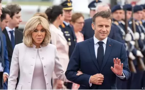 Macron junto a su esposa Brigitte.