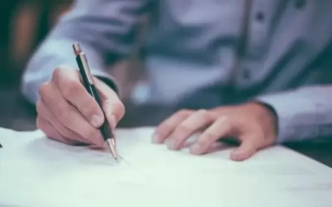 Hombre falsificaba documentos para estafar con supuestos viajes y turismo
