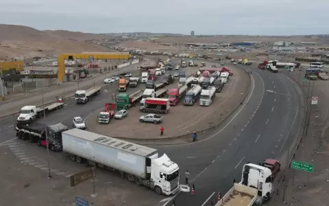 Camioneros chilenos inician un paro para pedir el estado de excepci�n por la inseguridad en el norte