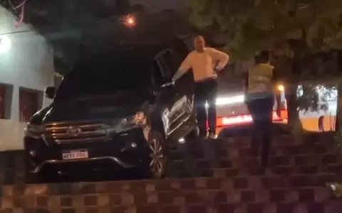 Exsenador cay� con su veh�culo en una escalinata