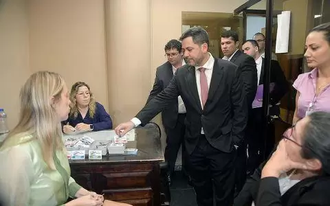 Diputados: Latorre anuncia concurso para cubrir 50 cargos y supresi�n de "dependencias innecesarias"