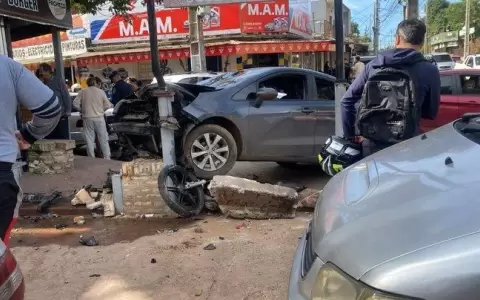 Conductor choca a motociclista y huye abandonando su veh�culo con ni�os adentro