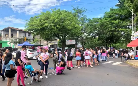 El furor de Karol G: fans aguardan desde la medianoche para sus mejores lugares