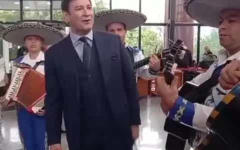 Ovelar llev� serenata por su d�a a las funcionarias madres del Congreso