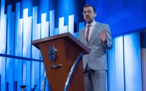 Pastor Emilio Ag�ero pide disculpas