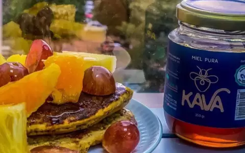 Miel de abeja pura que endulza la vida: Kava y su respeto hacia la apicultura