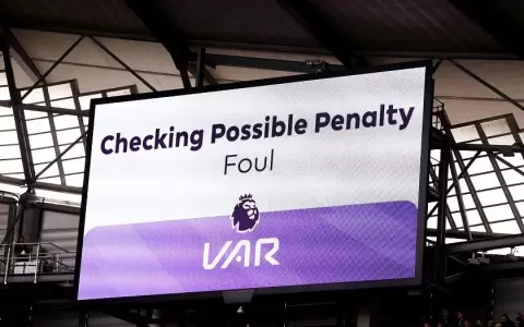 Premier League: clubes votan a favor de mantener el VAR