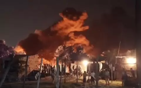 Incendio de gran magnitud afect� al cerro Lambar�, poniendo en riesgo varias viviendas