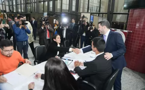 Concurso en Diputados: lluvia no es impedimento para j�venes que llegan de distintos puntos del pa�s