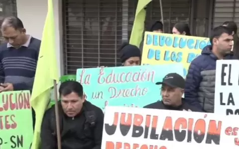 Docentes se manifiestan frente al MEC para exigir reposici�n de rubros