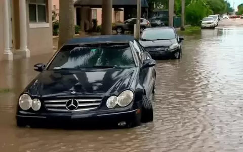 Contin�a la emergencia en Miami: meteor�logos advierten por nuevas inundaciones