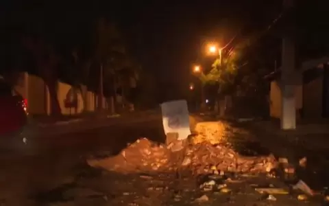 Joven sufri� grave accidente debido a un mont�culo de escombros en plena v�a p�blica