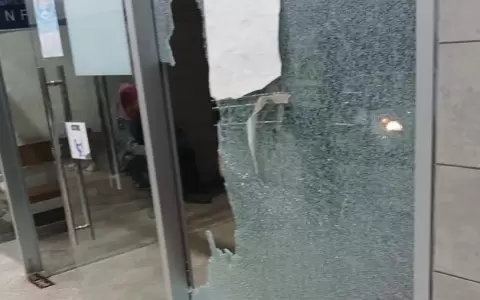 Hospital de Limpio: hombre arroj� cascotes a puerta de vidrio, exigiendo atenci�n