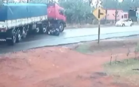Sorprendente: motociclista se salv� de milagro tras quedar bajo cami�n