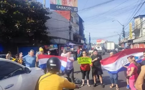 Comerciantes del Mercado 4 se manifestan y cierran la avenida Pettirossi, hartos de la cloaca