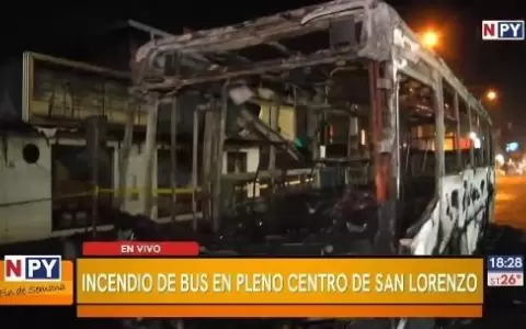 Bus de la l�nea 52 se incendi� en plena calle central en San Lorenzo