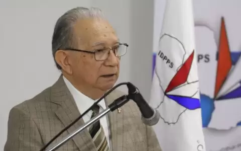 Extender mandato de intendentes ser�a inconstitucional, dice exministro de la Corte