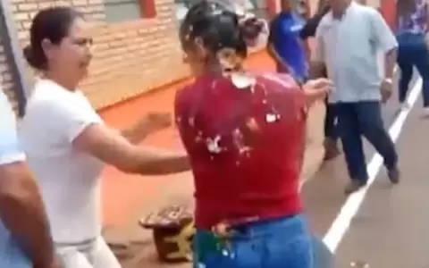 Pobladores de Arroyito dan ejemplo: ba�an con huevos a concejala sospechada de corrupci�n