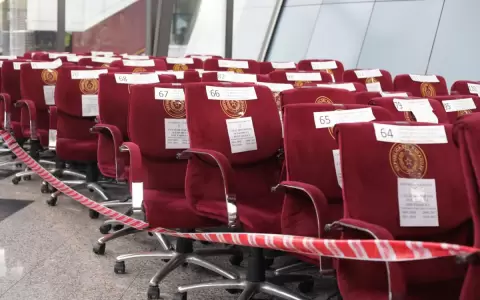 Pol�ticos, legisladores y exlegisladores aprovechan subasta para llevarse sillas "de recuerdo"