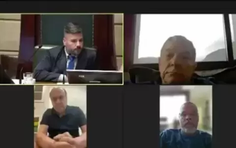 R�o de Janeiro: exintendente se conect� sentado en el inodoro en una sesi�n virtual