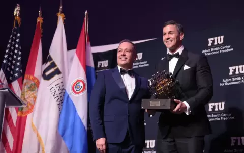 En Miami, el presidente Pe�a recibi� el premio "Champion of Freedom" para la Libertad Econ�mica