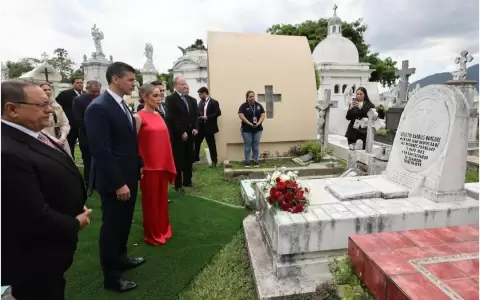 Viaje oficial: Pe�a y la primera dama rinden homenaje a Mangor� en El Salvador