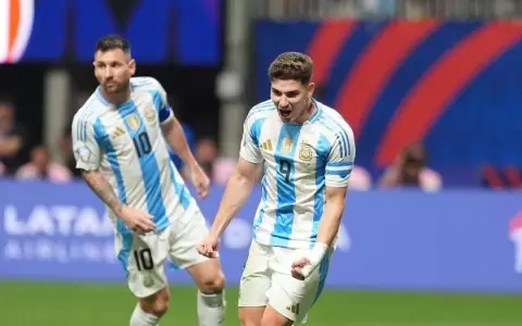 Argentina comienza su defensa del t�tulo con un trabajado triunfo