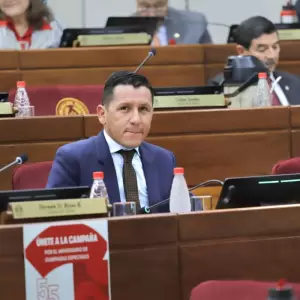 Chaqueñito se aferra a su banca y presenta artilugio para evitar su expulsión