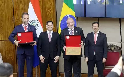 Colorados distinguen a directores de Itaip� en Diputados