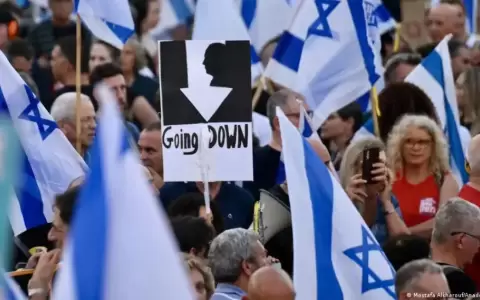 Miles de israel�es exigen la renuncia de Benjamin Netanyahu