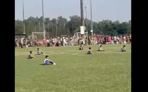 Ni�os futbolistas dieron una lecci�n: protestaron sentados en la cancha por falta de ambulancia
