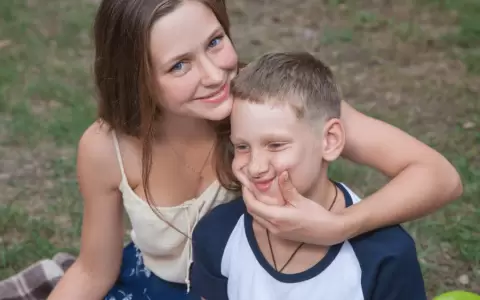 Qu� significa ser el hermano menor en la familia, seg�n la psicol�ga