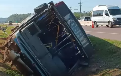 Ypacara�: vuelco de colectivo sobre PY02 deja 11 personas heridas