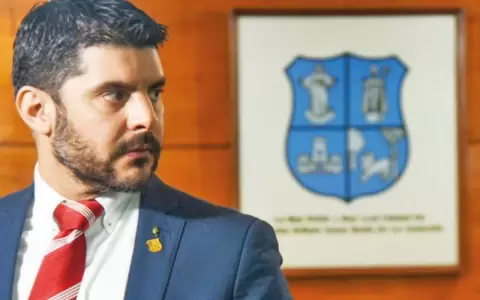 Viaje de ocio en medio de millonario faltante