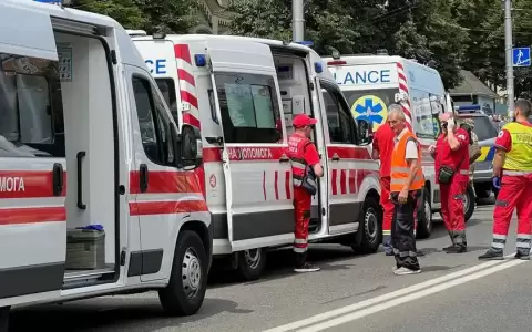Contin�a rescate en pedi�trico de Kiev atacado por Rusia