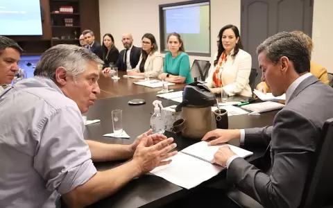 Presidente promete construir las primeras 17 escuelas modelo del pa�s