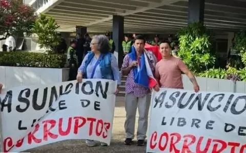 Ciudadanos autoconvocados se manifiestan y exigen intervenci�n en la Municipalidad de Asunci�n