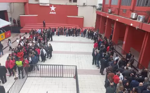 Larga fila de "hurreros" en la sede de la ANR para saludar a Horacio Cartes por su cumplea�os