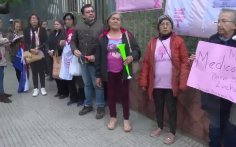 Al grito de "�Queremos vivir!", pacientes oncol�gicos se manifiestan frente al Ministerio de Salud.