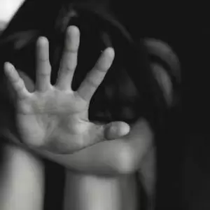 Condenan a 9 años de prisión a hombre por abuso sexual de su hijastra