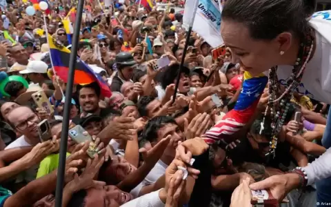 Machado pide a Maduro negociar una transici�n ordenada