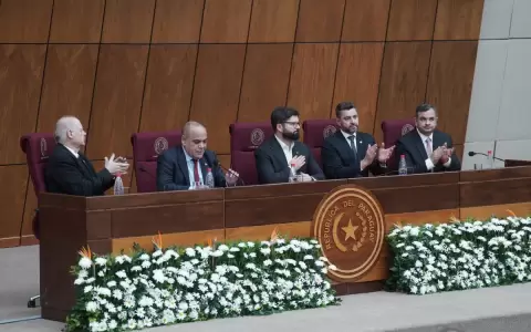 Boric pide a Congreso paraguayo velar siempre por la democracia