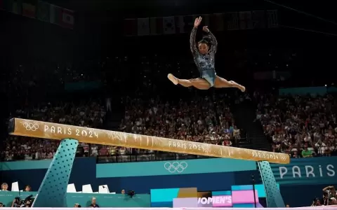 Simone Biles sufri� una lesi�n, pero continu� y deslumbr� a todos