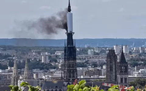 Se incendia la torre de la catedral de Notre Dame en Rouen, Francia: ordenaron evacuar la zona