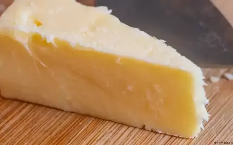Cesan a polic�a en Alemania por robar 180 kilos de queso