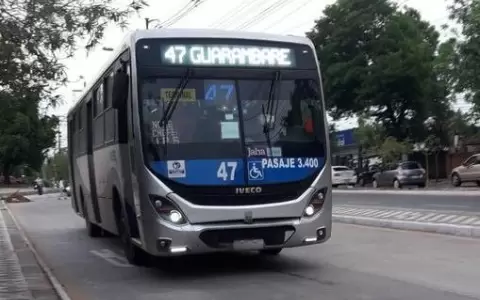 Denuncian que choferes de una l�nea de transporte p�blico se niegan a subir a estudiantes