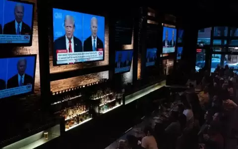 Biden reconoce que "casi se queda dormido" en el debate